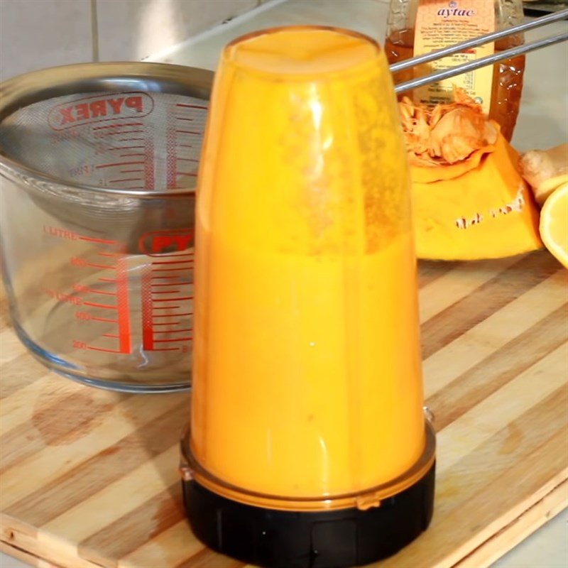 Bước 2 Xay hỗn hợp các nguyên liệu Nước ép bí đỏ với chanh và gừng