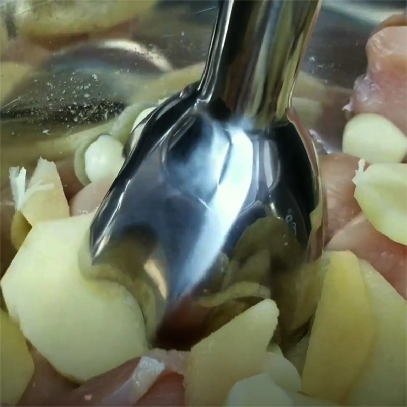 Bước 2 Xay hỗn hợp thịt gà Chả gà khoai tây chiên giòn