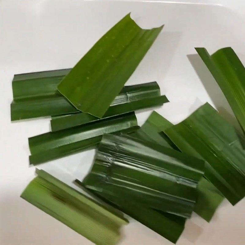 Bước 1 Xay lá dứa Bánh phục linh lá dứa