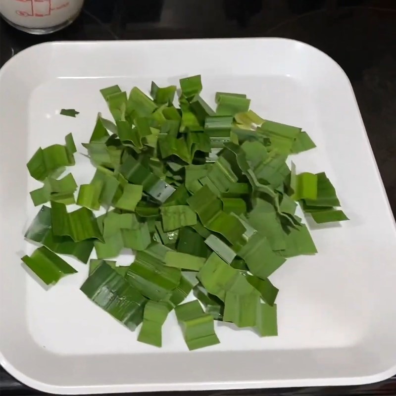 Bước 1 Xay lá dứa Bánh phục linh lá dứa