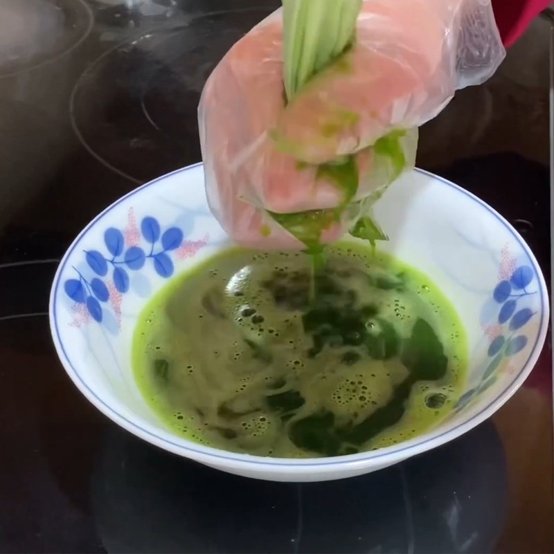 Bước 1 Xay lá dứa Bánh phục linh lá dứa