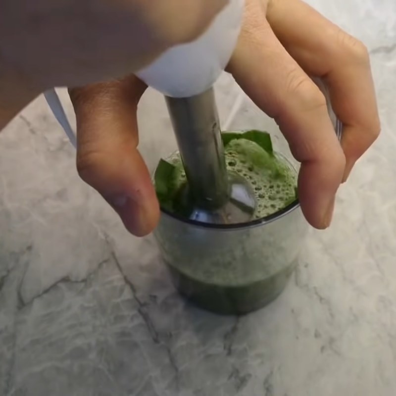 Bước 1 Xay lá dứa Bánh ú nhân đậu xanh