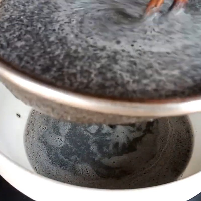 Bước 2 Xay, lọc lấy nước cốt mè đen Chè mè đen đậu phộng