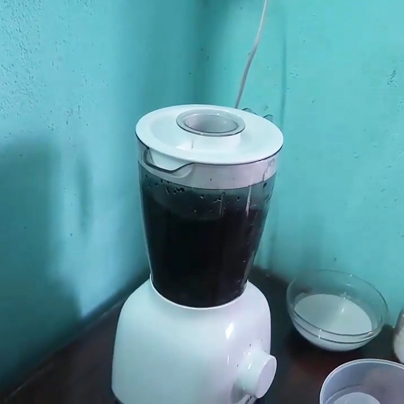 Bước 2 Xay, lọc nước cốt mè đen Chè mè đen nước cốt dừa