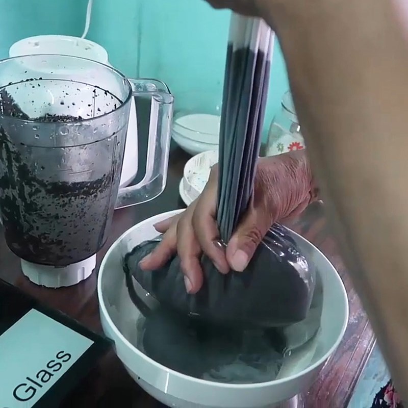Bước 2 Xay, lọc nước cốt mè đen Chè mè đen nước cốt dừa