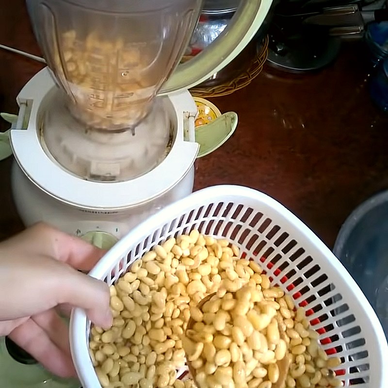 Bước 2 Xay nhuyễn và lọc nước đậu nành Sữa đậu nành bằng máy xay sinh tố