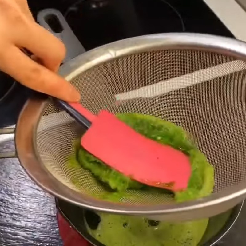 Bước 1 Xay nước cốt lá dứa Bánh crepe lá dứa nhân kem chuối