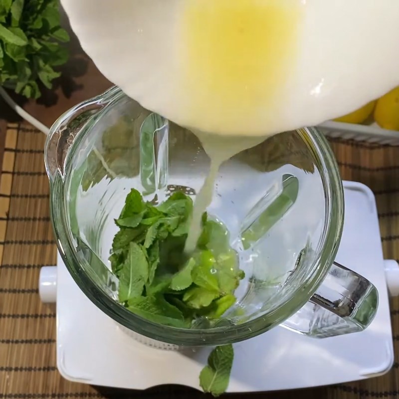 Bước 3 Xay sinh tố chanh bạc hà Sinh tố chanh bạc hà
