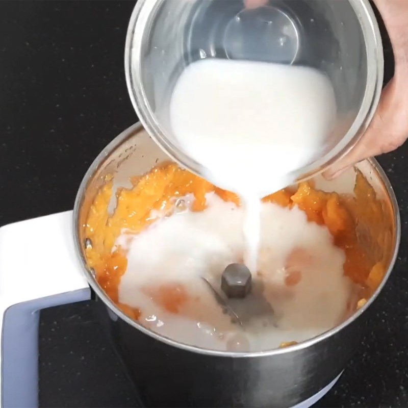 Bước 2 Xay sinh tố đu đủ Sinh tố đu đủ sữa cho bé