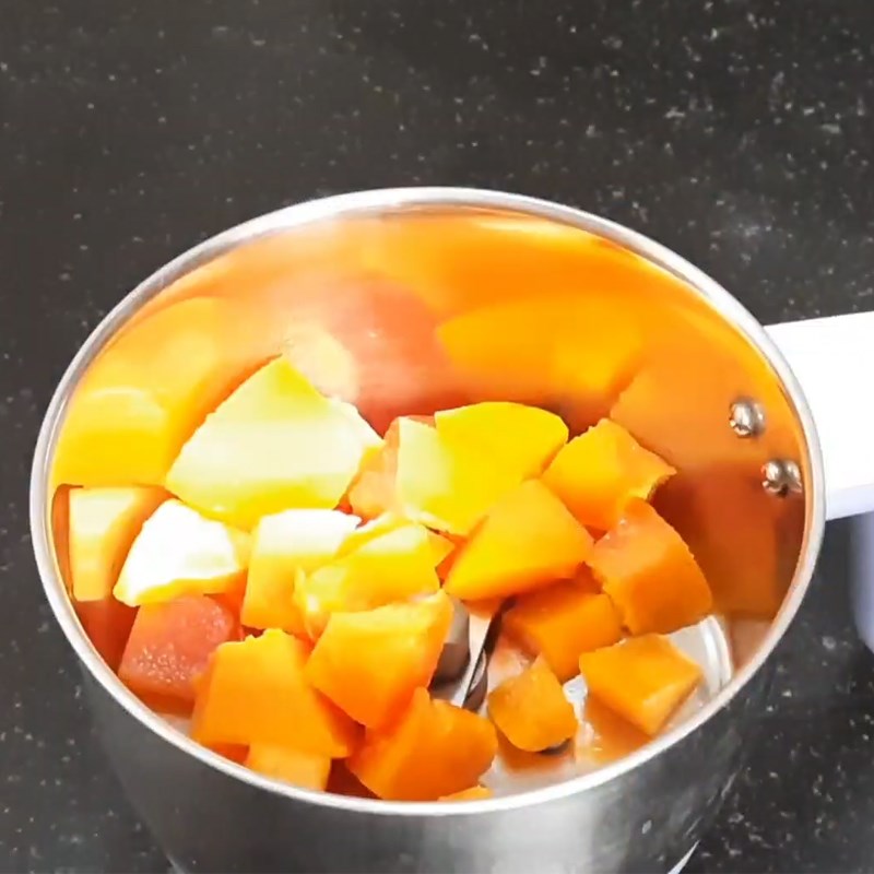 Bước 2 Xay sinh tố đu đủ Sinh tố đu đủ sữa cho bé