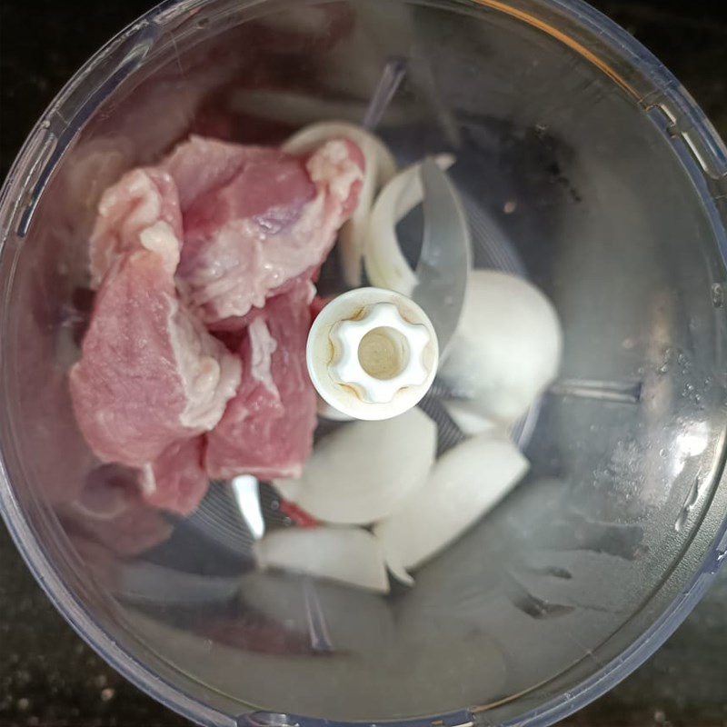 Bước 1 Xay thịt Chả thịt heo cuộn rong biển (Công thức được chia sẻ từ người dùng)