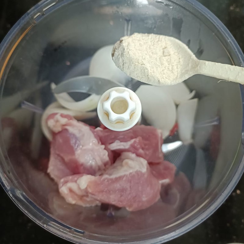 Bước 1 Xay thịt Chả thịt heo cuộn rong biển (Công thức được chia sẻ từ người dùng)