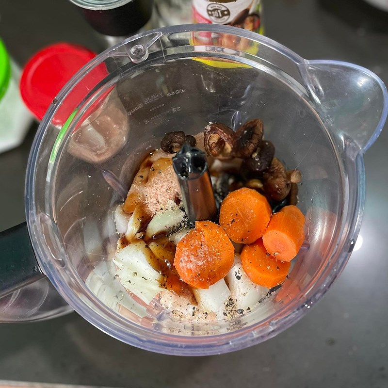 Bước 2 Xay thịt gà và các nguyên liệu Chả gà nấm hương
