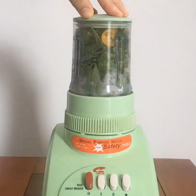 Bước 2 Xay và lọc nguyên liệu lấy nước cốt Kẹo gừng húng quất mật ong