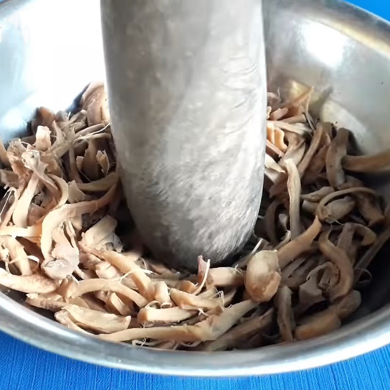 Bước 3 Xé và giã nấm Khô bò chay từ chân nấm