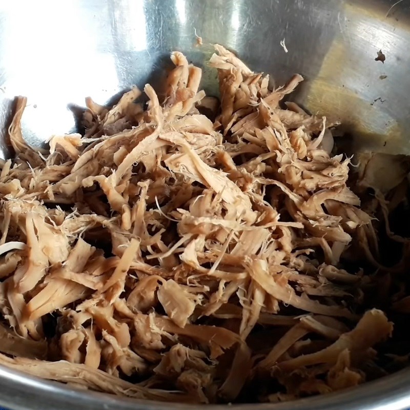 Bước 3 Xé và giã nấm Khô bò chay từ chân nấm