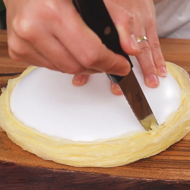 Bước 5 Xếp, cắt vỏ bánh Bánh crepe ngàn lớp hoa hồng