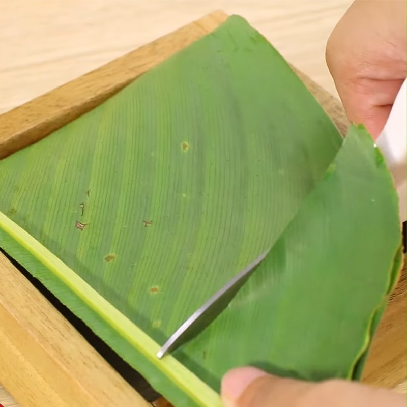 Bước 6 Xếp lá vào khuôn Bánh chưng gạo nếp lứt