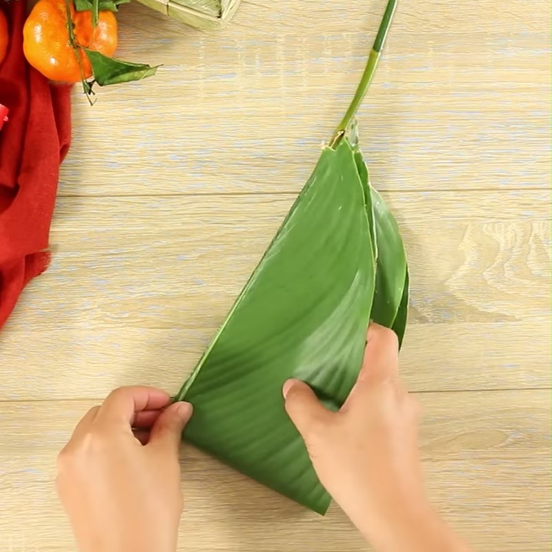 Bước 6 Xếp lá vào khuôn Bánh chưng gạo nếp lứt