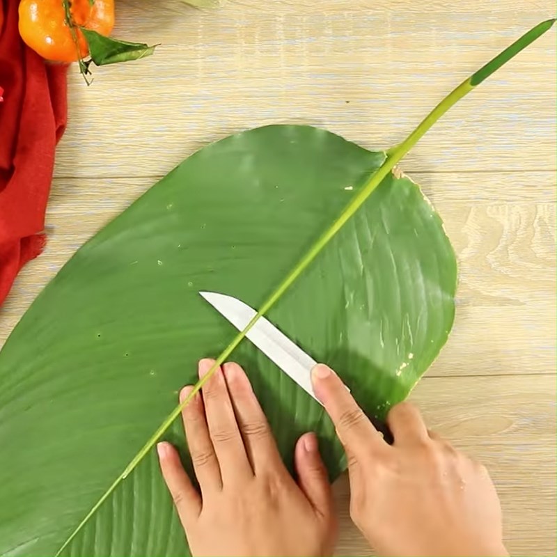 Bước 6 Xếp lá vào khuôn Bánh chưng gạo nếp lứt
