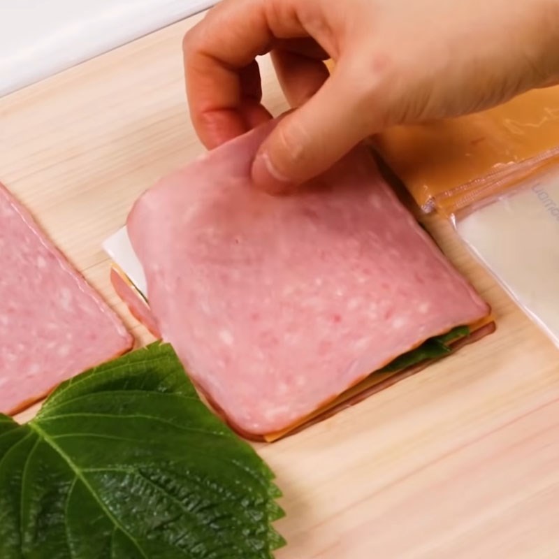 Bước 1 Xếp lớp nhân Thịt heo cuộn phô mai jambon chiên xù