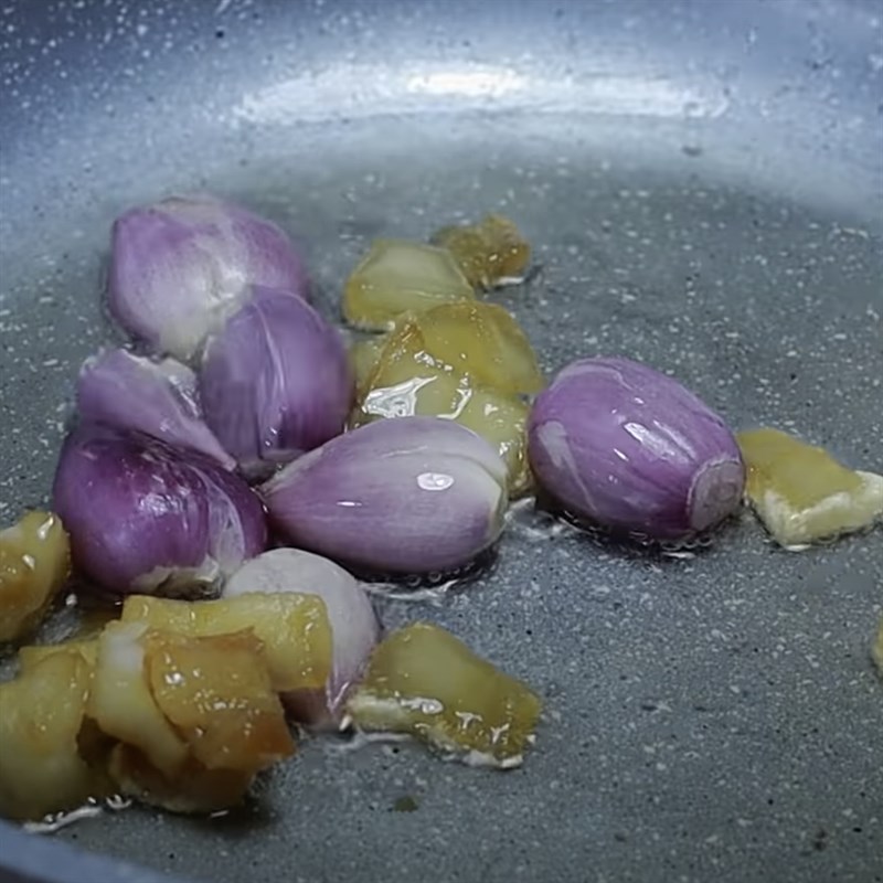 Bước 4 Chiên cá Cá nục kho cà chua
