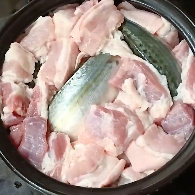 Bước 4 Xếp nguyên liệu vào Cá bạc má kho tiêu