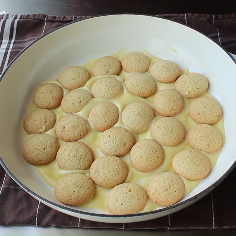 Bước 4 Xếp nhân bánh Bánh pudding chuối