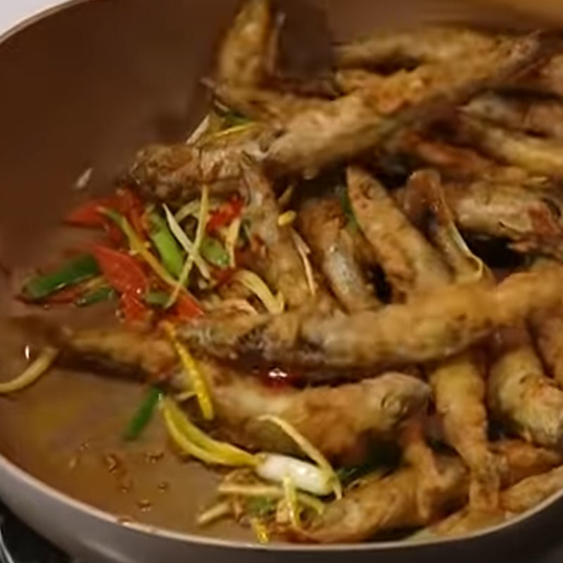 Bước 3 Xóc cá trứng với bơ tỏi Cá trứng chiên bơ tỏi
