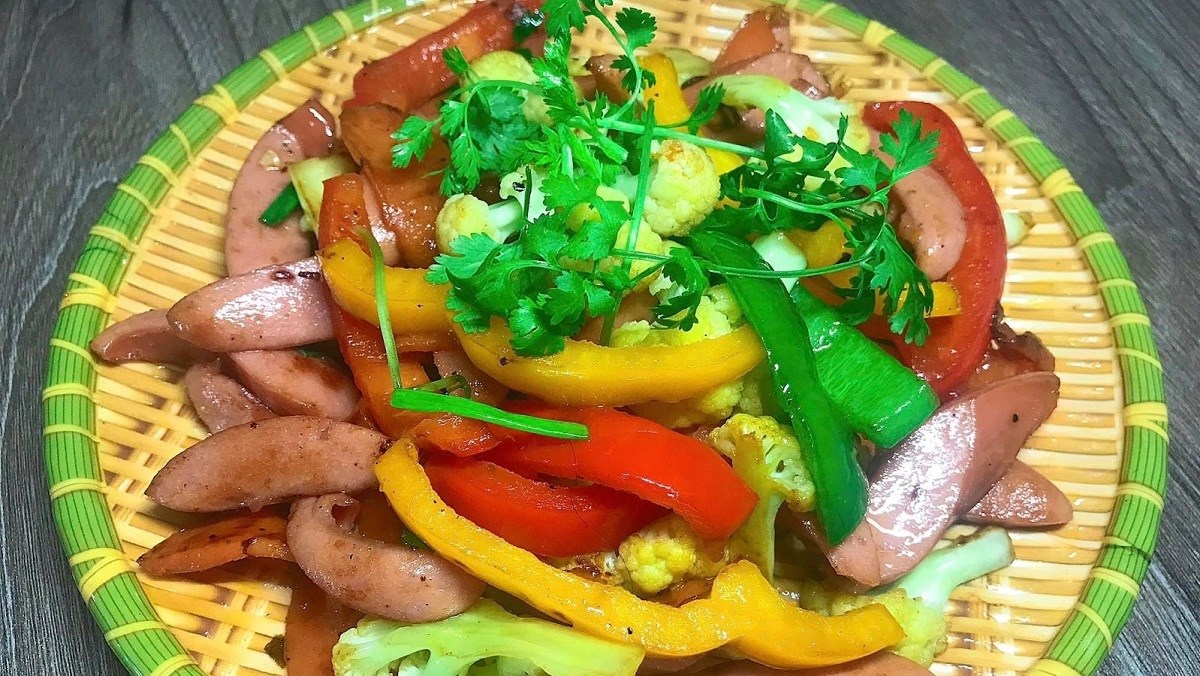 Xúc xích xào rau củ (công thức được chia sẻ từ người dùng)